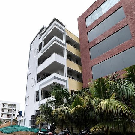 Oyo 16606 Iconic Living Hotell Hyderabad Exteriör bild