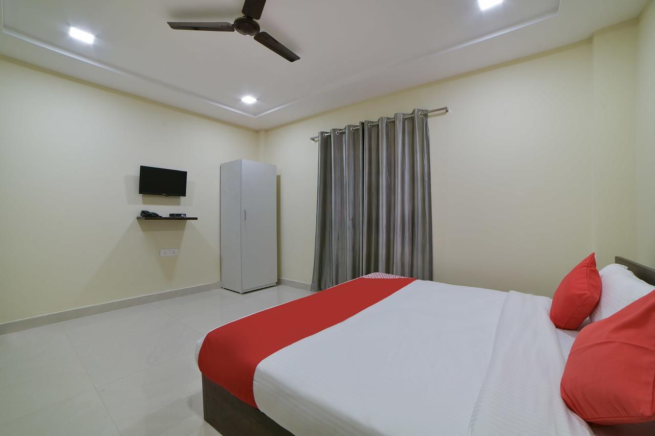Oyo 16606 Iconic Living Hotell Hyderabad Exteriör bild