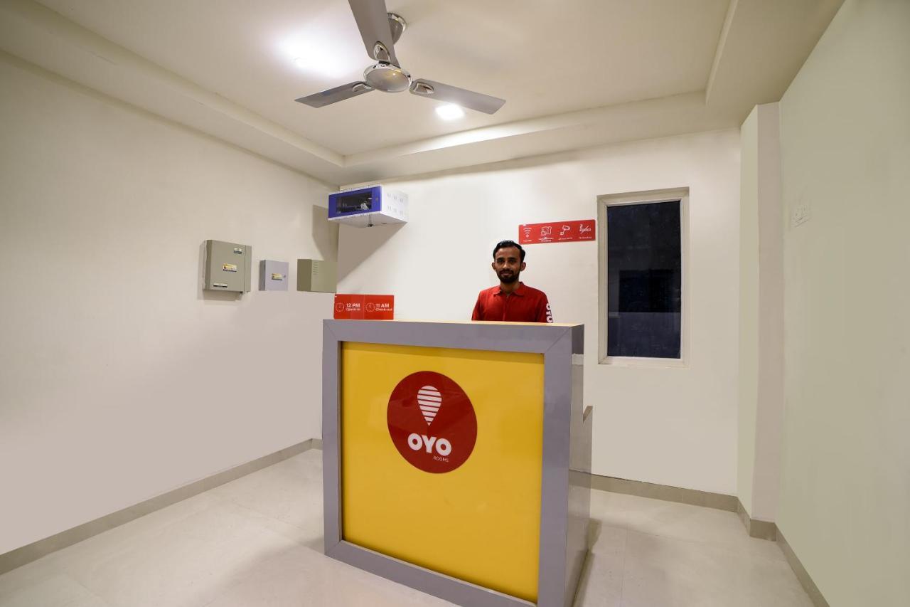Oyo 16606 Iconic Living Hotell Hyderabad Exteriör bild