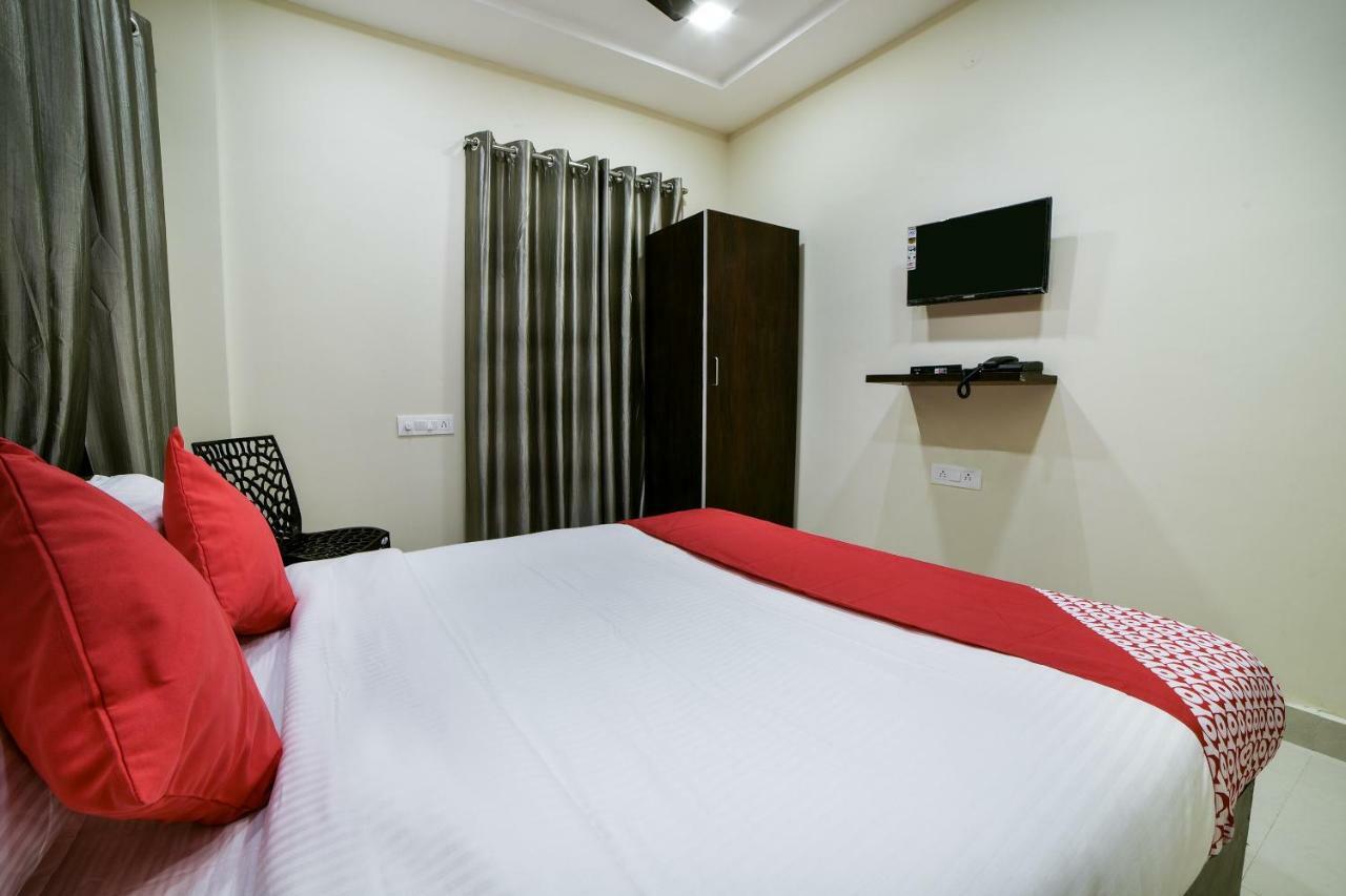 Oyo 16606 Iconic Living Hotell Hyderabad Exteriör bild