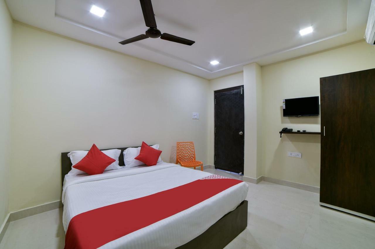 Oyo 16606 Iconic Living Hotell Hyderabad Exteriör bild